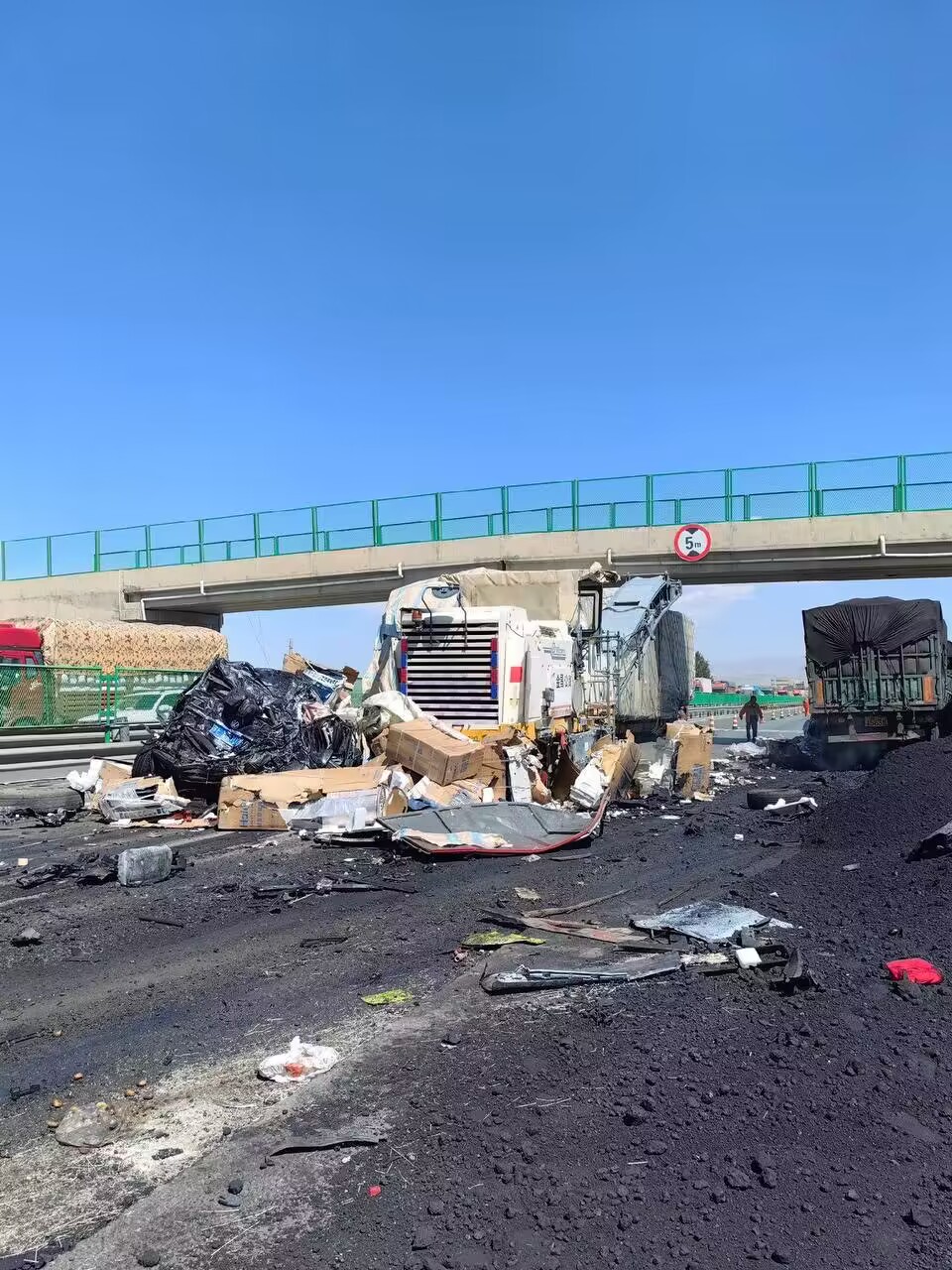 7月17日G30连霍高速张掖市山丹县20号天桥（武威往新疆方向）附近发生车祸